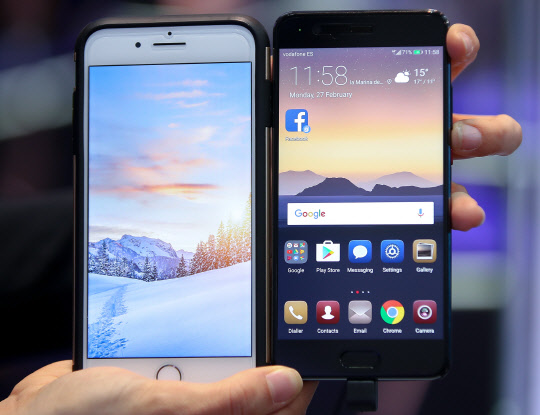 27일(현지시간) 세계 최대 모바일 전시회 '모바일 울드 콩그레스(MWC) 2017'이 열린 스페인 바르셀로나 피라 그란비아 내 화웨이 부스에 전시된 P10플러스(왼쪽)과 애플 아이폰 7 플러스의 크기 비교.       P10은 5.1인치 풀HD 디스플레이(1,920x1,080)를 갖췄고, P10 플러스는 이보다 큰 5.5인치에 일반 HD보다 화질이 4배 좋은 QHD 화면(2,560x1,140)을 지원한다.       카메라 화소 수는 두 제품 모두 후면 2천만, 전면 800만이다. 후면에는 라이카와 공동 개발한 듀얼 렌즈를 탑재했고, 전면 렌즈에도 라이카와 제휴한 센서를 적용했다.